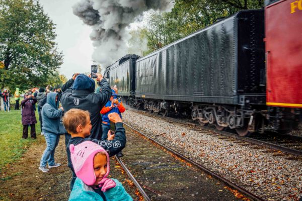 fall-color-train-family-train-ride
